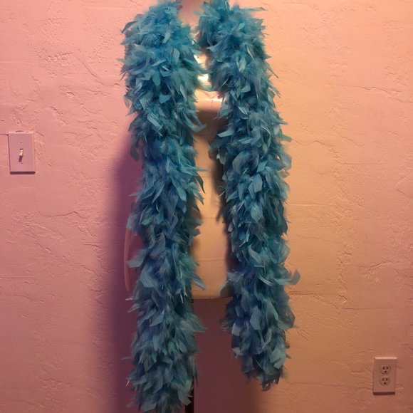 Gorgeous blue boa - Picture 3 of 4
